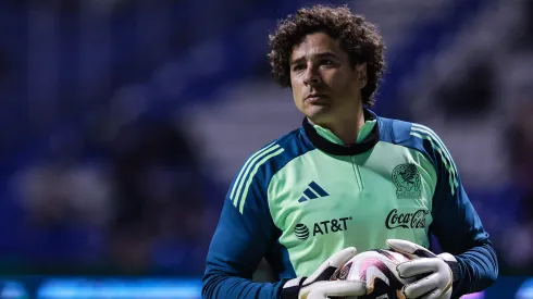 Guillermo Ochoa en un partido de la Selección Mexicana.