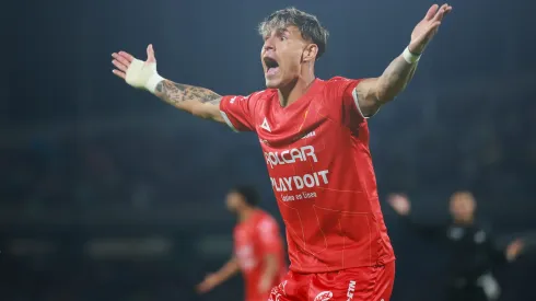 Cristian Calderón en un partido de Liga MX con los Rayos del Necaxa.