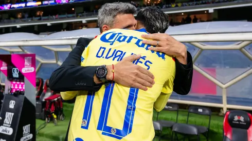 Fernando Ortiz y Diego Valdés, en un partido del Club América en la cancha del Estadio Azteca.