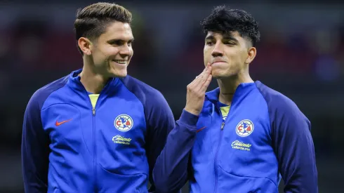 Kevin Álvarez e Israel Reyes, en un partido de la Liga MX del Club América.