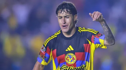 Alejandro Zendejas en un partido de Liga MX con el Club América.