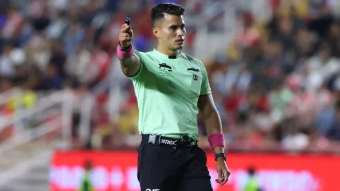 El árbitro Guillermo Pacheco Larios, dirigiendo un partido de la Liga MX.