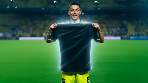 Álvaro Fidalgo viendo la camiseta secreta del Club América por el Tetrcampeonato.