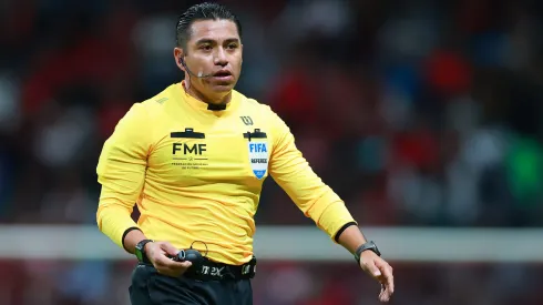 Víctor Cáceres dirigiendo un partido de la Liga MX.
