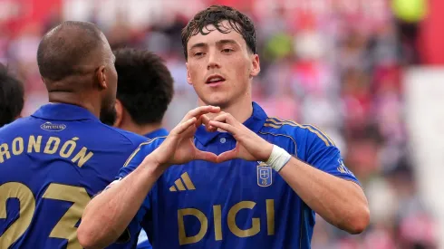 Federico Viñas celebrando un gol con el Real Oviedo de España.