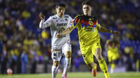 Israel Reyes disputando un balón en el partido del Club América vs León.