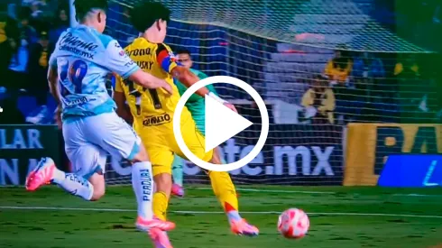 Una jugada que pudo lesionar a Igor Lichnovsky y que debió ser tarjeta roja.