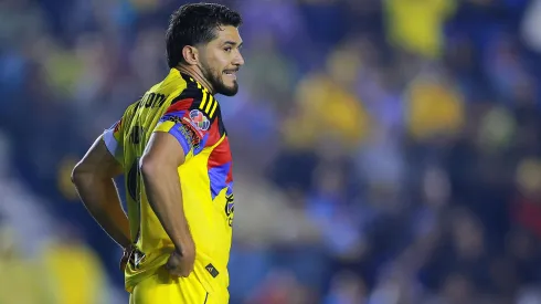 Henry Martín en uno de los pocos partidos que ha jugado con el Club América en la presente temporada.