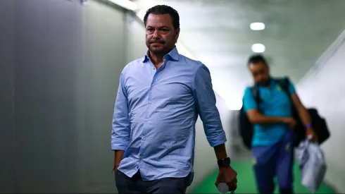 Santiago Baños llegando a un partido del Club América.