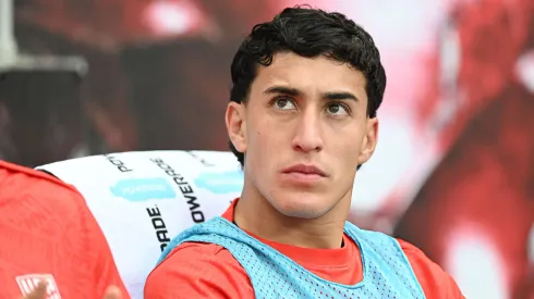 Alejandro Zendejas en la banca de un partido de la Selección de Estados Unidos.