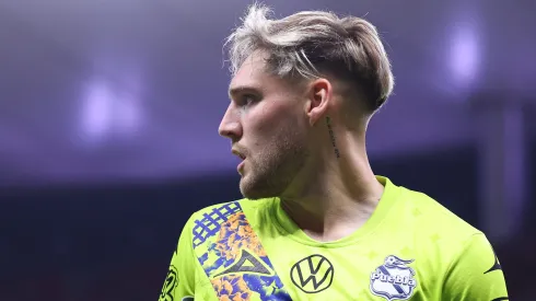 Emiliano Gómez en un partido con el Puebla en la Liga MX.