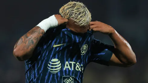 Salió por la puerta de atrás en América y ahora brilla en una liga exótica