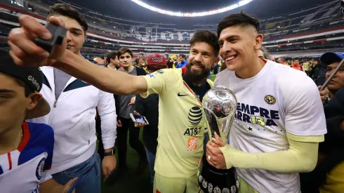 Edson Álvarez junto Oribe Peralta, tras la final del torneo Apertura 2018.