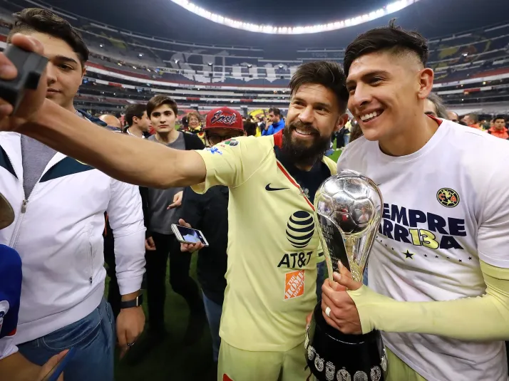 El emotivo reencuentro entre Edson Álvarez y Oribe Peralta