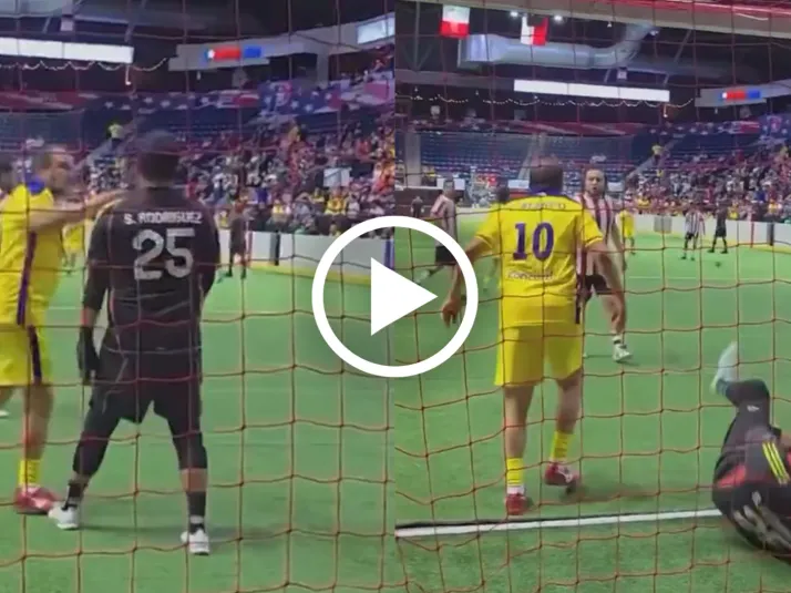 Cuauhtémoc Blanco golpea en el rostro a portero de Chivas en Clásico de Leyendas