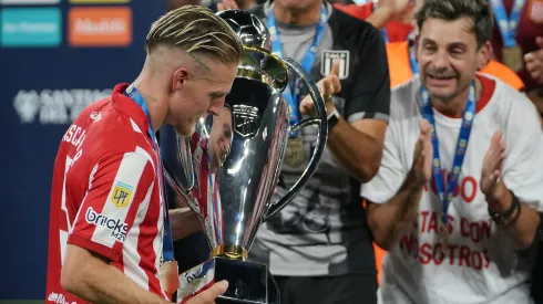 Santiago Ascacíbar levantó el título de Liga con Estudiantes de la Plata.