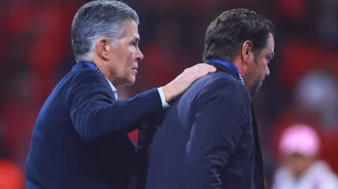 Santiago Baños y Héctor González Inárritu, en un partido de Liga MX del Club América.