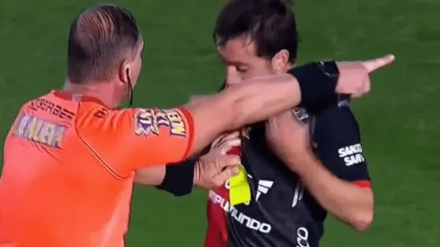 Néstor Pitana reaccionó con agresividad frente a Christian Bernardi en la final (Fuente: Getty Images)