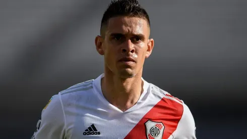 Rafael Santos Borré luciendo la camiseta de River.