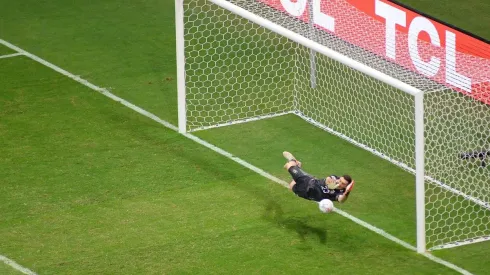 Dibu Martínez a Yerry Mina: "Estás nervioso, mirá que te como eh"