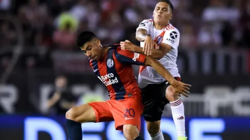 Juan Ramírez enfrentando a River Plate.