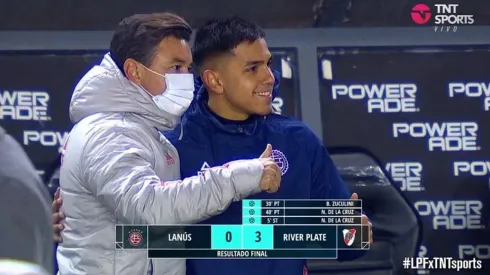 Un alcanzapelotas de Lanús se animó a sacarse una foto con el Muñeco.