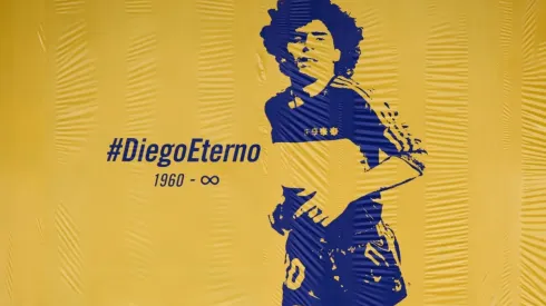 Bandera en homenaje a Diego Maradona tras su fallecimiento (Foto: GettyImages)
