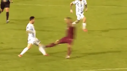 ¡Con Leo no! Adrían Martínez vio al roja por una patada descalificadora a Messi