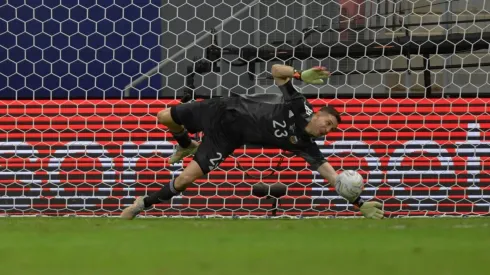 Uno de los penales atajados por Emiliano Martínez.