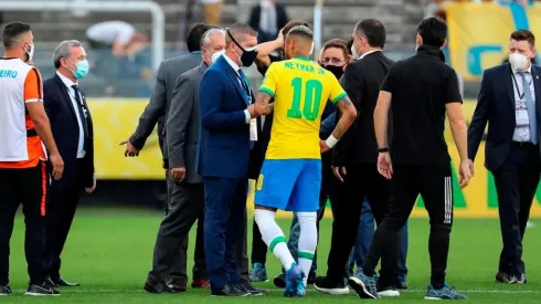 Neymar protestando de forma clara.