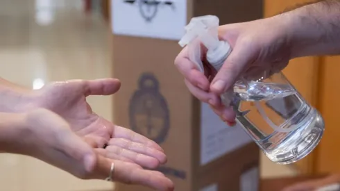 Las personas con COVID-19, síntomas o contacto estrecho no deberán ir a votar (Foto: Defensoría CABA)