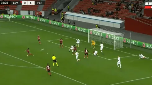 Más al ángulo imposible: Palacios marcó por primera vez en Europa con este golazo