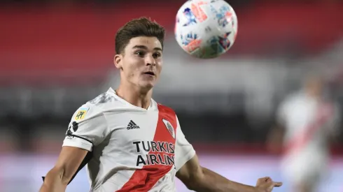 Julián Álvarez recibió una tremenda patada de Minissale. (Getty)