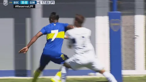 Villa metió un codazo y se salvó de la expulsión.