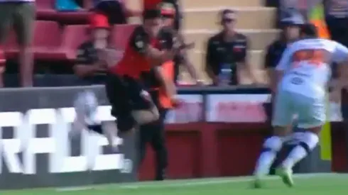 VIDEO | Mientras suena en Boca, Farías metió el mejor lujo del campeonato y ¡fue amonestado por Pitana!