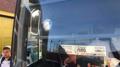 La barra brava de Deportivo Morón apedreó el micro de los futbolistas de Quilmes.