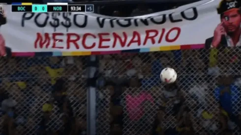 La bandera contra el Pollo Vignolo que apareció en La Bombonera: ¿Por qué la colgaron los hinchas de Boca? (Captura TV)