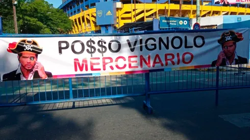 Los hinchas de Boca, furiosos con el Pollo Vignolo: apareció otra bandera en La Bombonera