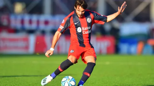 BUENOS AIRES, ARGENTINA - JULY 27: Ezequiel Cerutti of San Lorenzo kicks the ball during a match between San Lorenzo and Godoy Cruz as part of Super Liga 2019/20 at Pedro Bidegain Stadium on July 27, 2019 in Buenos Aires, Argentina. (Photo by Amilcar Orfali/Getty Images)