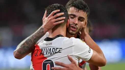 Abrazo de gol: Julián Álvarez -autor de un doblete- y Santiago Simón