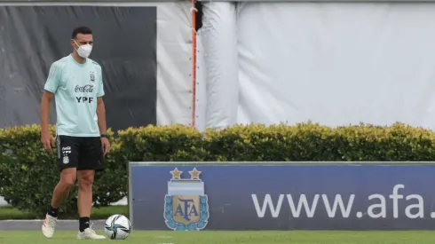 Scaloni confirmó que dos posibles reemplazantes de Messi no viajan a Chile por COVID positivo