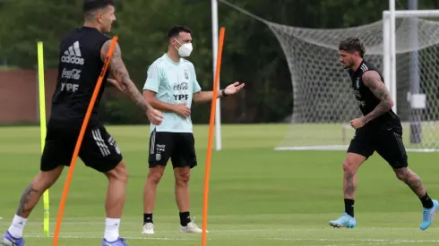 Scaloni hará variantes para que Argentina reciba a Colombia.