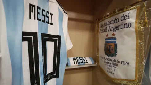 La camiseta de Cristian Pavón es la más pedida en las inmediaciones del estadio Mario Alberto Kempes.