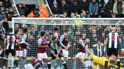 VIDEO | Desvío en Buendía y nada que hacer: el golazo que sufrió Dibu Martínez en la Premier
