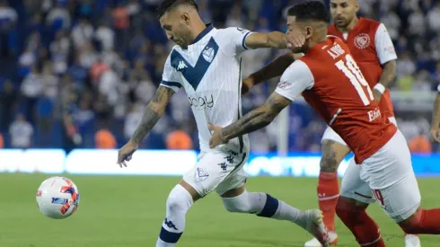 Vélez e Independiente se repartieron puntos y rojas en un partido lleno de fricción