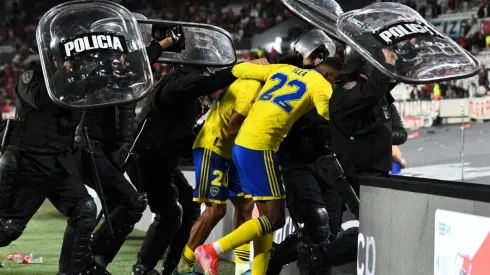 VIRAL MUNDIAL: el insólito objeto que un hincha de River le tiró a los jugadores de Boca