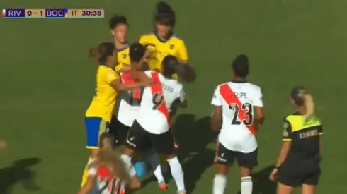 VIDEO | ¡Se sacaron chispas! En el Superclásico del fútbol femenino casi terminan a las piñas