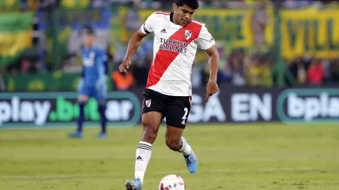 FLORENCIO VARELA, ARGENTINA – APRIL 02: Robert Rojas of River Plate plays the ball during a match between Defensa y Justicia and River Plate as part of Copa de la Liga 2022 at Estadio Norberto Tomaghello on April 2, 2022 in Florencio Varela, Argentina. (Photo by Daniel Jayo/Getty Images)