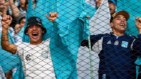 Un hincha de Racing llevó el "amuleto" más insólito para ganarle a Boca.