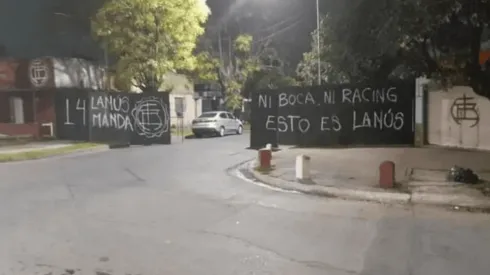 Pintadas en los alrededores del Estadio de Lanús.